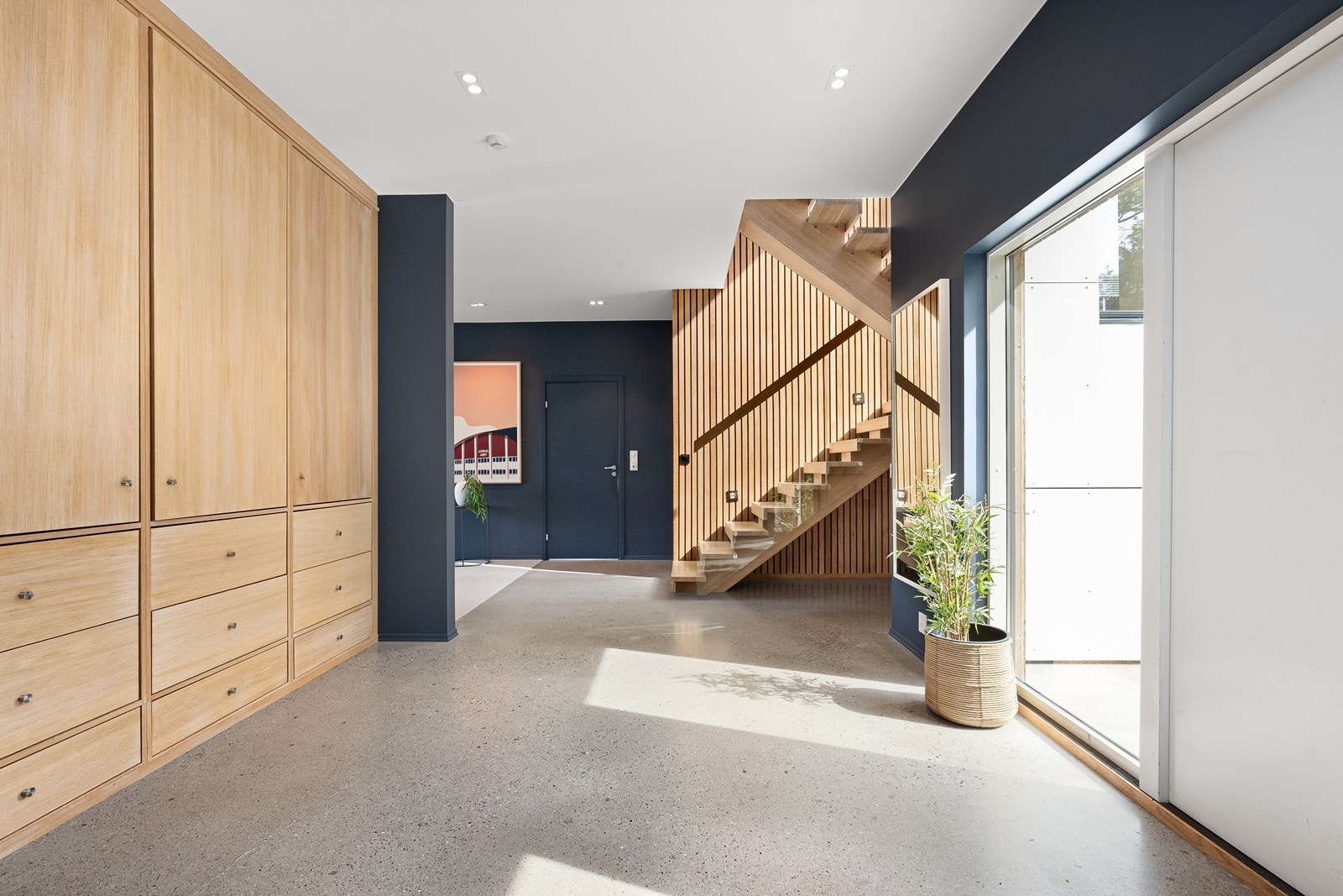 Hall er velutstyrt med takhøye garderobeskap. Galleribilde