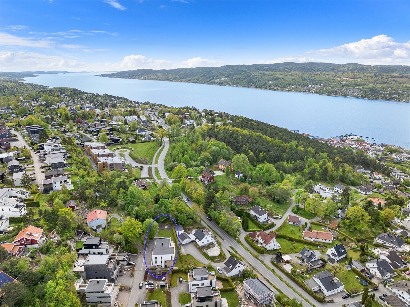 Skjermet beliggenhet innerst i blindvei med kort gåtid til Drøbak sentrum. Galleribilde
