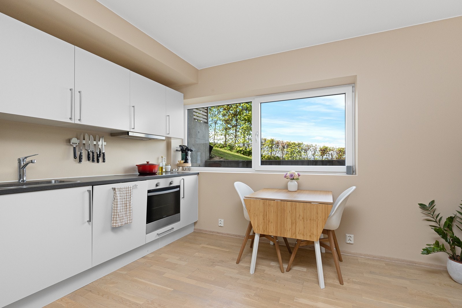 Kjøkken med spiseplass i leiligheten. Galleribilde