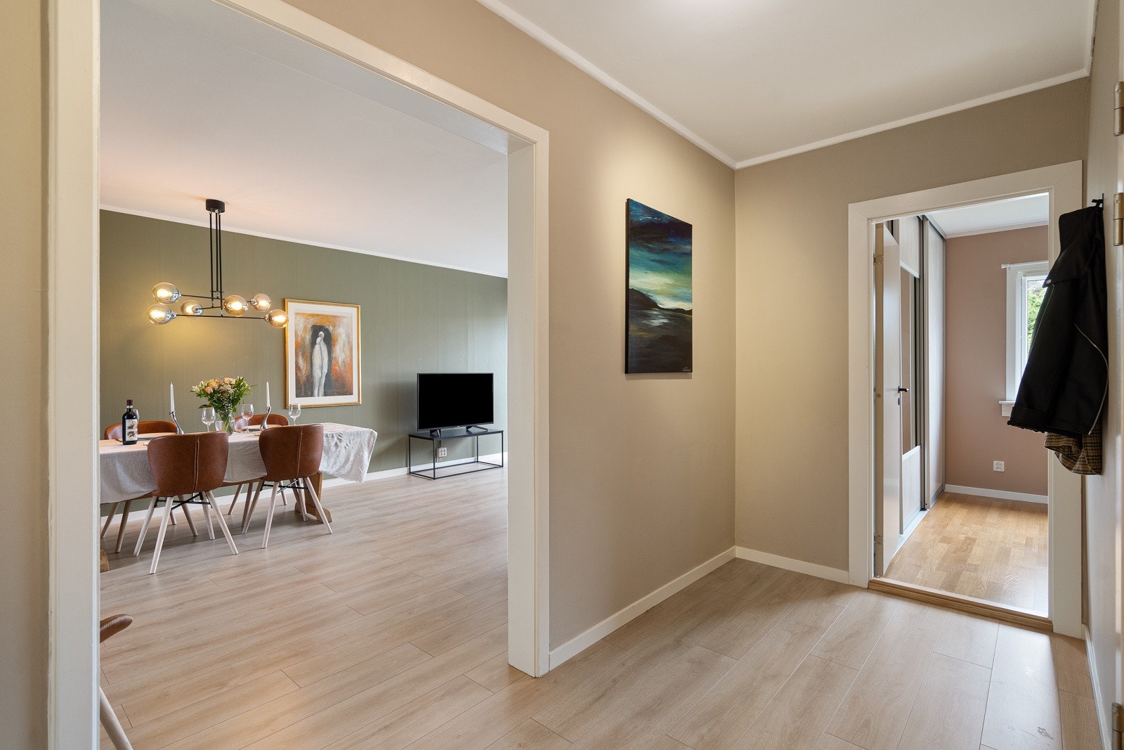 Leilighetens inngangsparti er stort, og gir mulighet for gode garderobeløsninger. Galleribilde