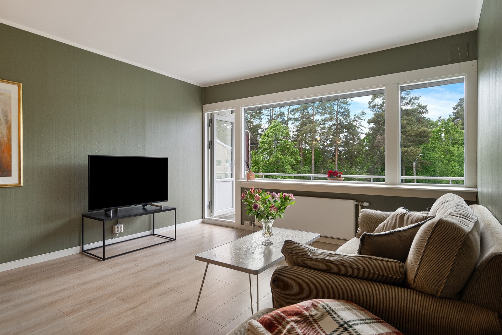 Boligen har en innbydende stue med god plass til sofagruppe og spisebord, og direkte utgang til balkongen. Galleribilde