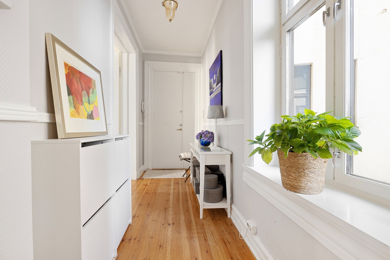 Velkommen inn! God plass til skoskap, knagger og konsollbord. Originalt tregulv gir et varmt førsteinntrykk. Galleribilde