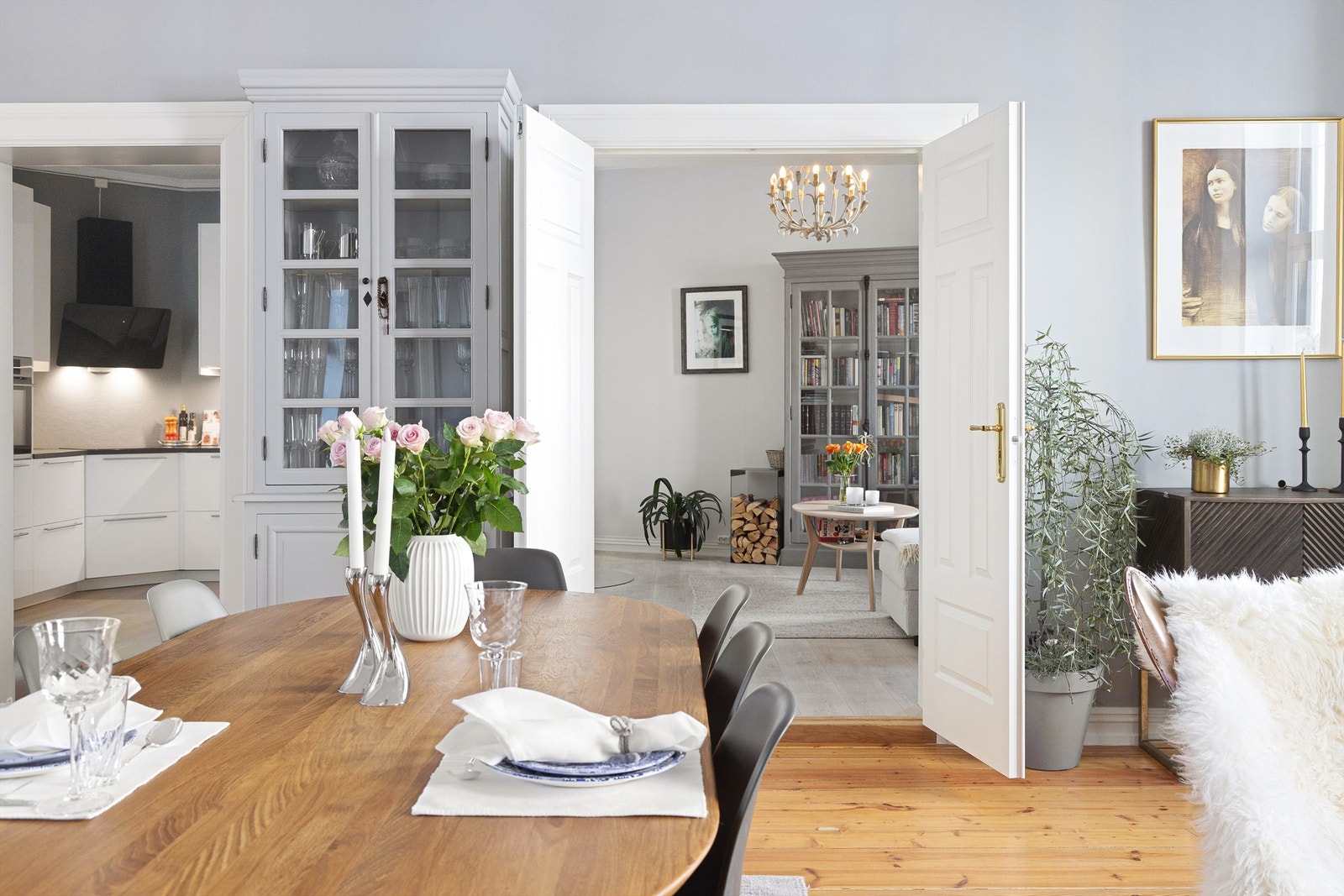 To-fløyet innerdør som gir fin flyt mellom sonene. Galleribilde