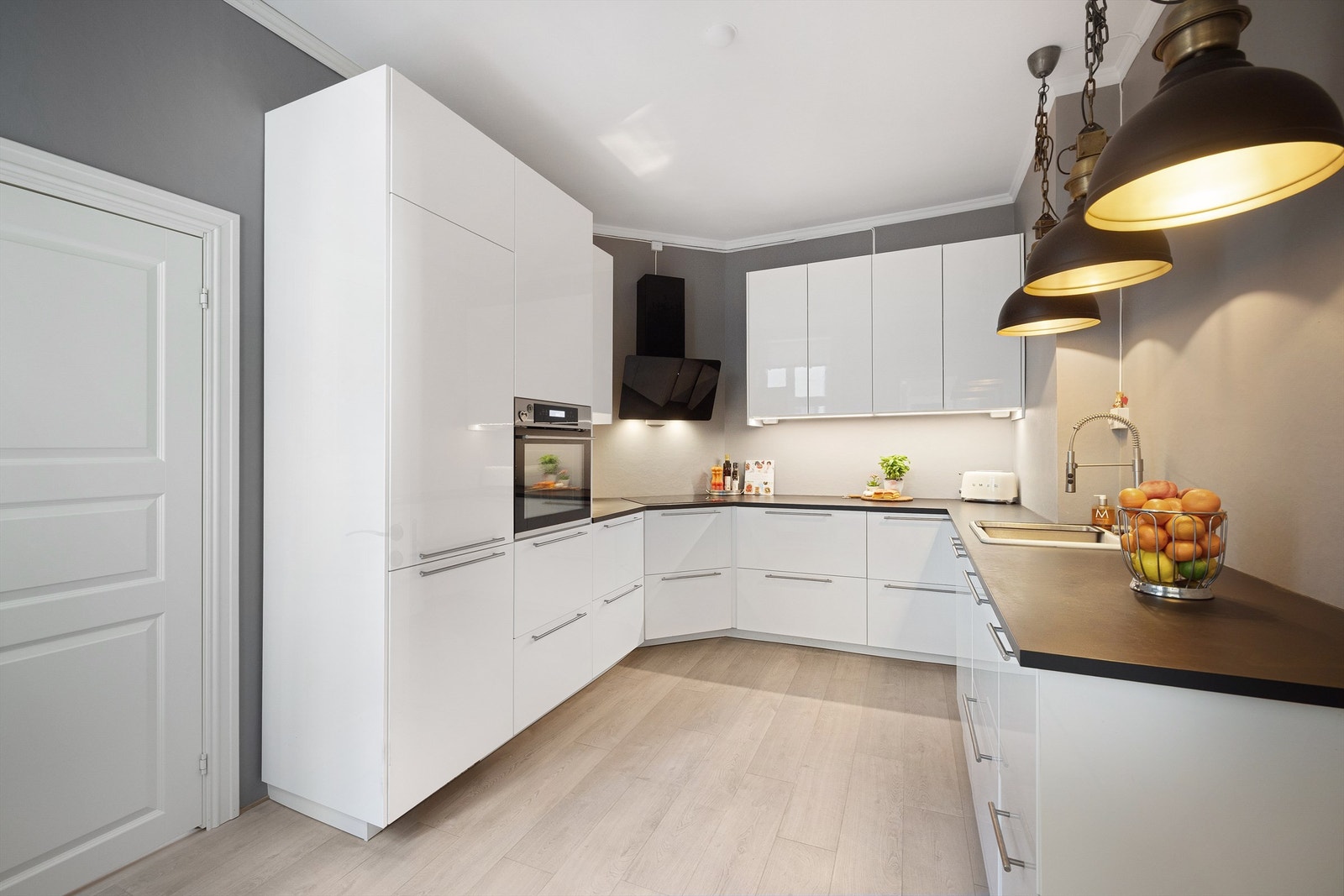 Et moderne og gjennomtenkt kjøkken fra 2019. Galleribilde