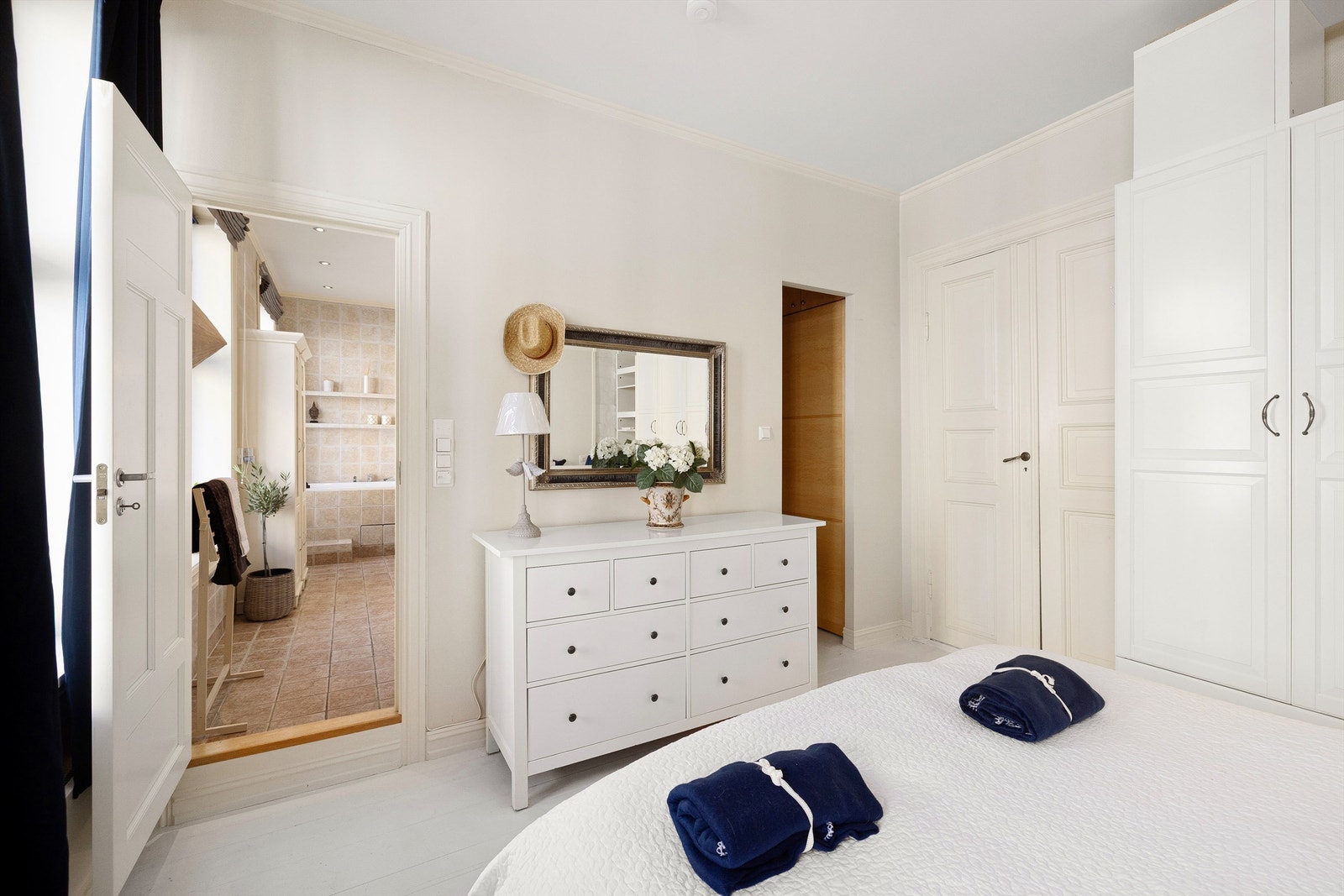 Soverommet har både garderobeskap og walk-in closet, og ikke minst et en suite-bad med badstue! Galleribilde