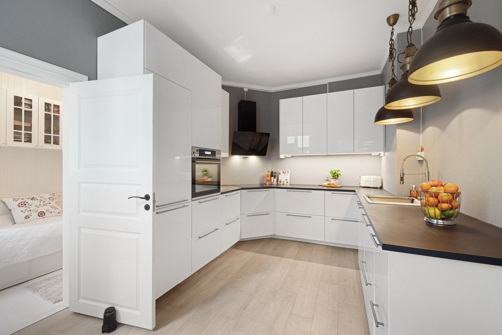 Innenfor kjøkken ligger soverom II. Galleribilde