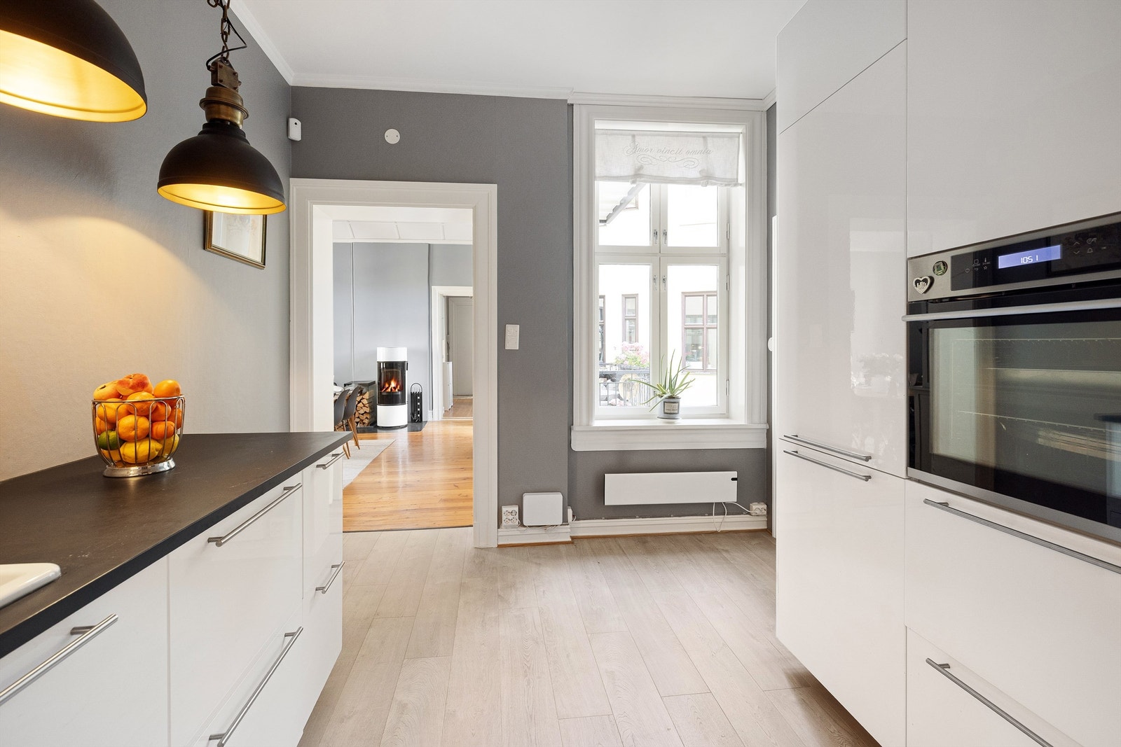 Lekkasjestopper og komfyrvakt er på plass, og integrerte hvitevarer medfølger. Galleribilde