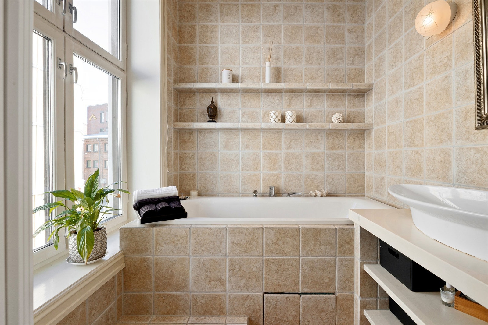 Flislagt badekar med dusjarmatur tilkoblet hånddusj. Galleribilde