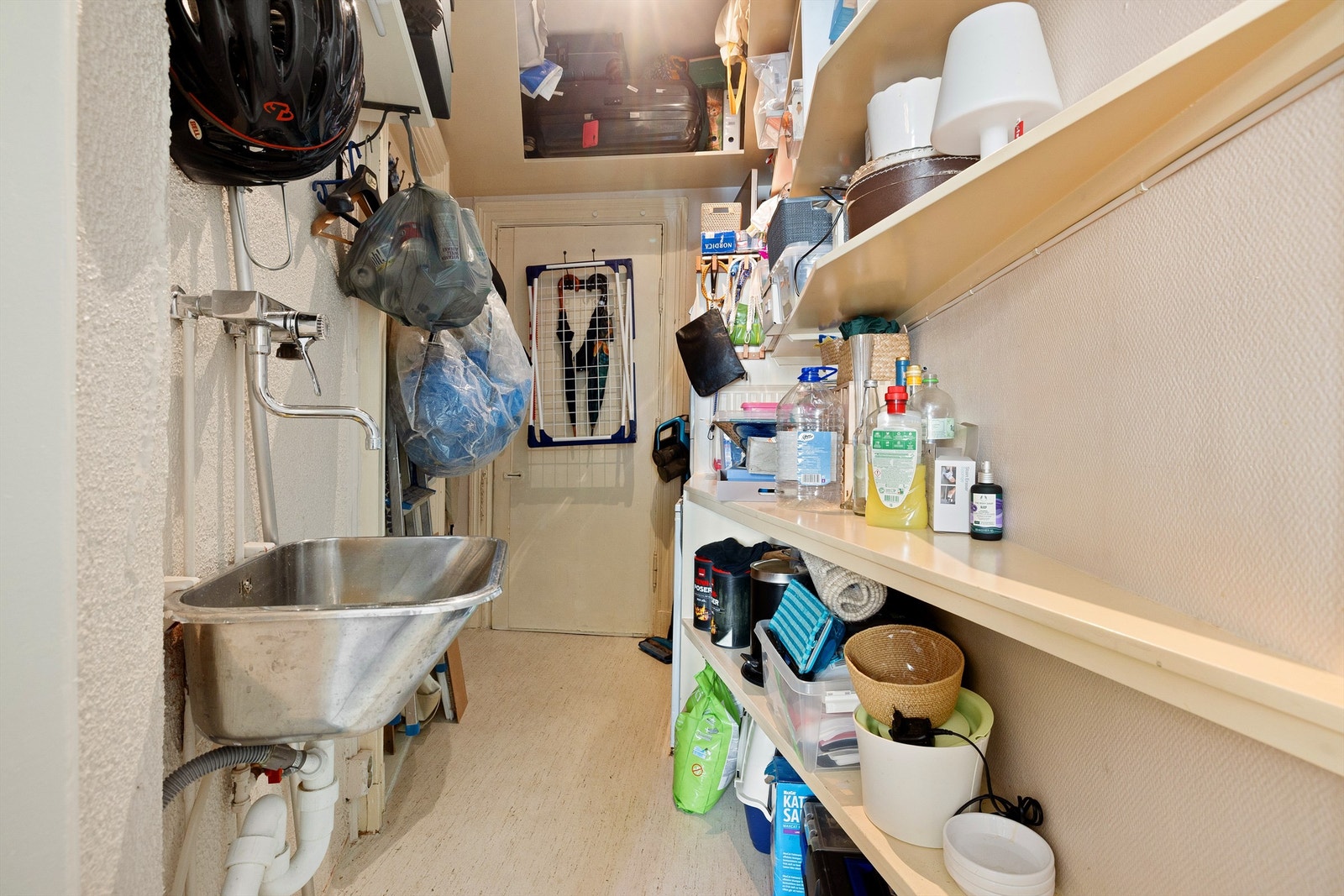 Innenfor stuen ligger et praktisk rom brukt som vaskerom/bod. Til info. Rommet er ikke bygget som et våtrom og har bl.a. ikke sluk. Leiligheten disponerer også en loftsbod på 6 kvm og bod i baktrapp på 2 kvm. Galleribilde