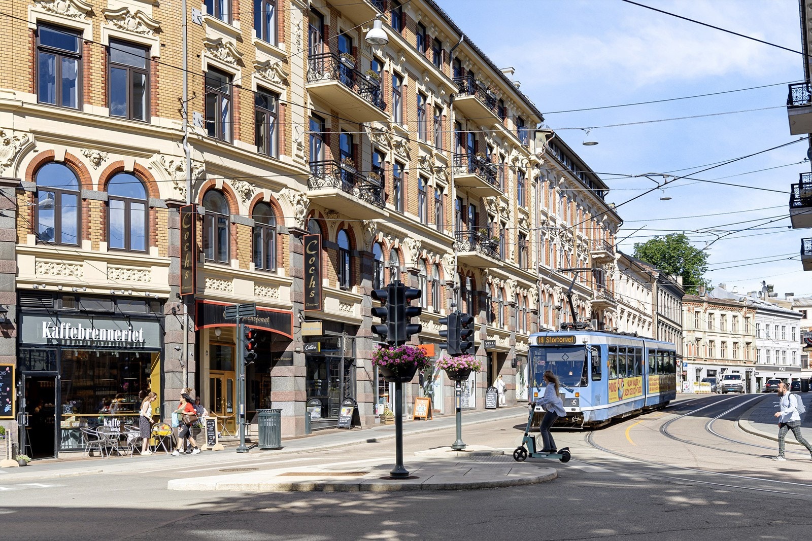 Kun 2-3 minutters gange til Parkveien med nærbutikkene Joker og Rema 1000 - perfekt for raske husholdningskjøp, mens Coop Mega på Bislett tilbyr et bredere utvalg. Galleribilde