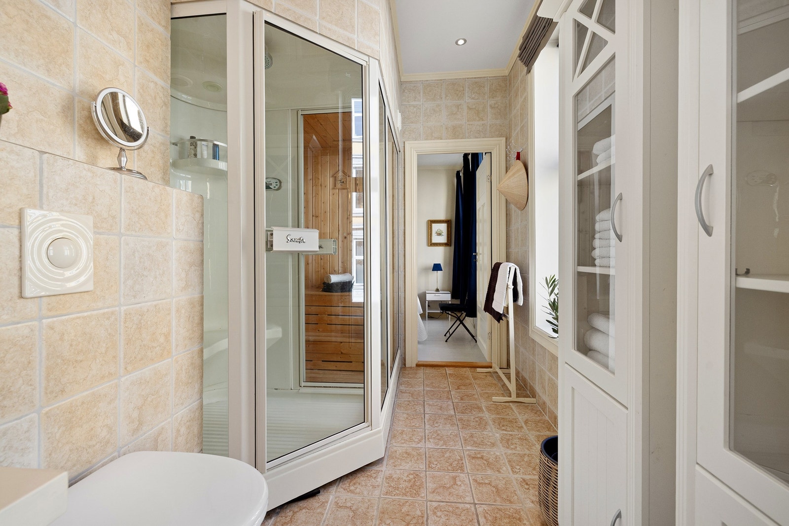 Steamdusj/badstuekabinett med dusjarmatur tilkoblet hånddusj og regndusj. Galleribilde