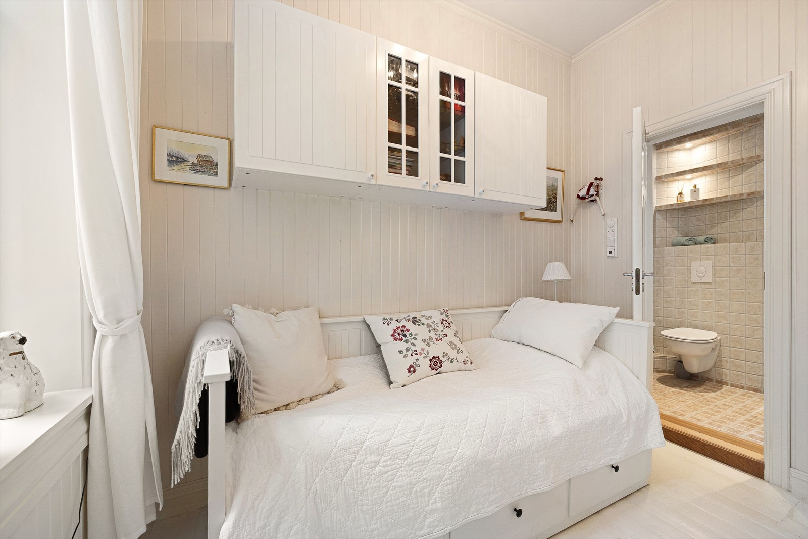 Soverom II har også et en suite-bad oppgradert 2006 - gulvvarme, downlights og elektrisk avtrekksvifte. Galleribilde