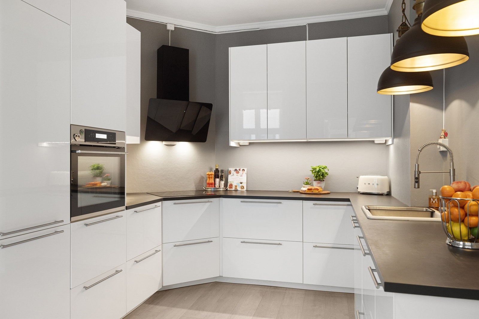 IKEA kjøkken fra 2019 med slette fronter og laminert benkeplate. Nedfelt oppvaskkum i kompositt med ettgreps armatur og spylefunksjon. Benkebelysning og stikkontakter over arbeidsflaten samt stikk på vegg. Galleribilde