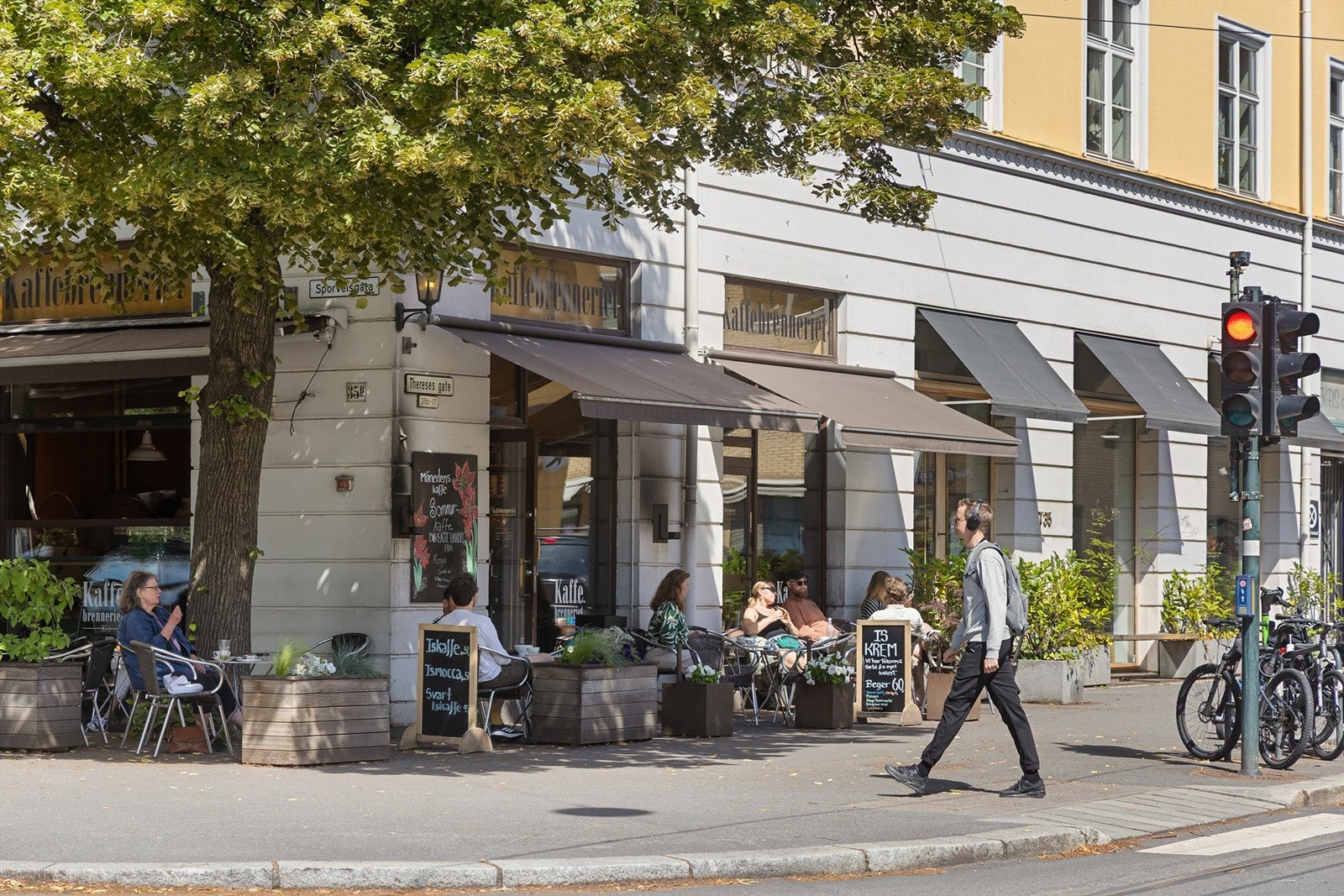 Flere populære kaffebarer i området, som Grains, Kaffebrenneriet og Kafé Arkadia. Galleribilde