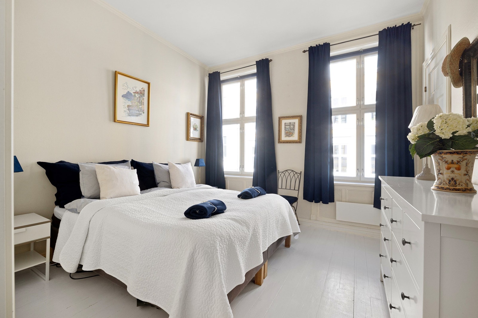 Et lyst og romslig soverom med malte tregulv. Galleribilde