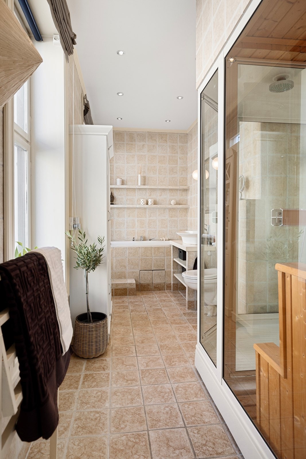 Bad oppgradert 2006 - gulvvarme, downlights og naturlig avtrekksventil på vegg. Galleribilde