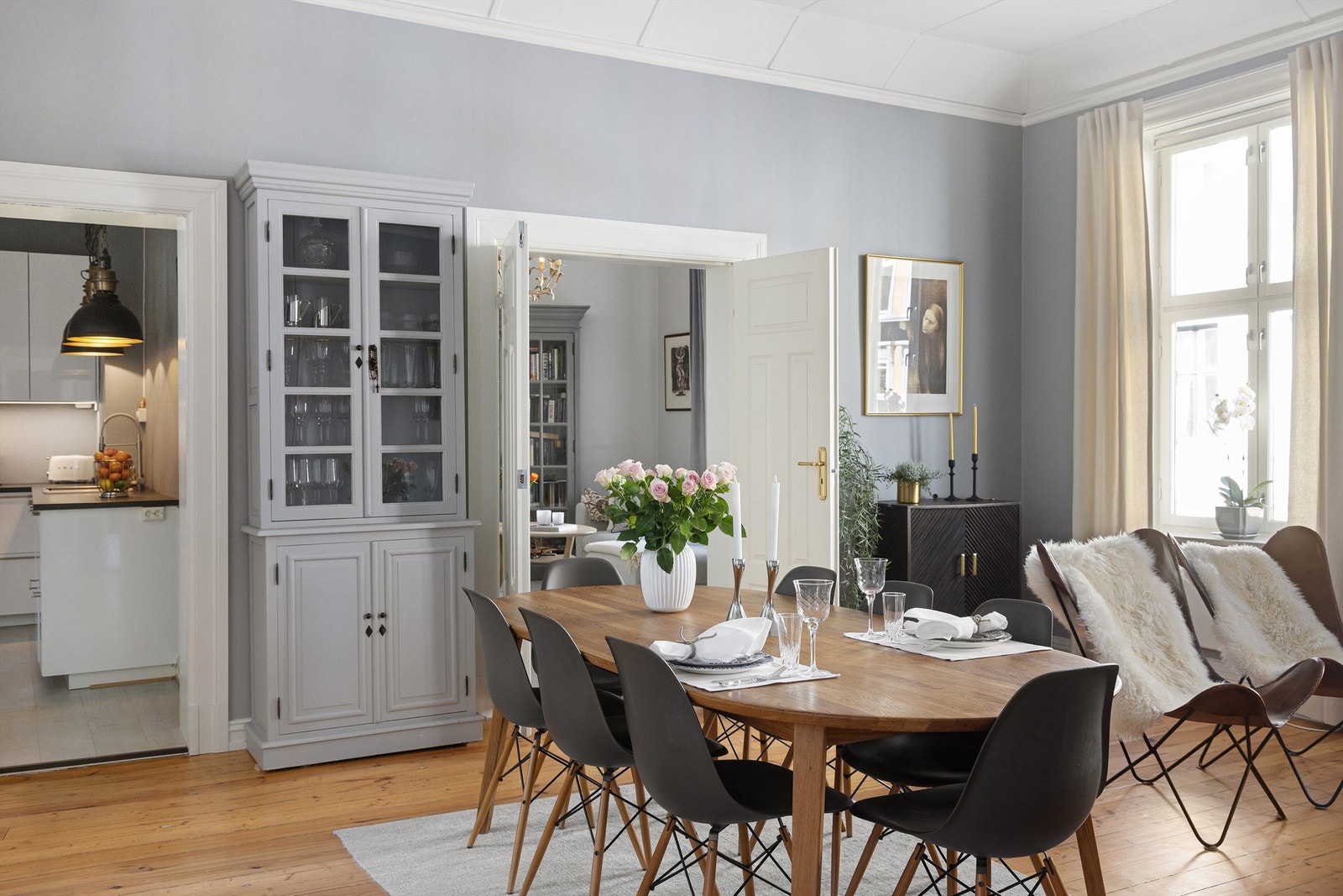 Dette er en lys og luftig bygårdsleilighet der klassiske detaljer møter funksjonelle løsninger for en komfortabel hverdag. Galleribilde