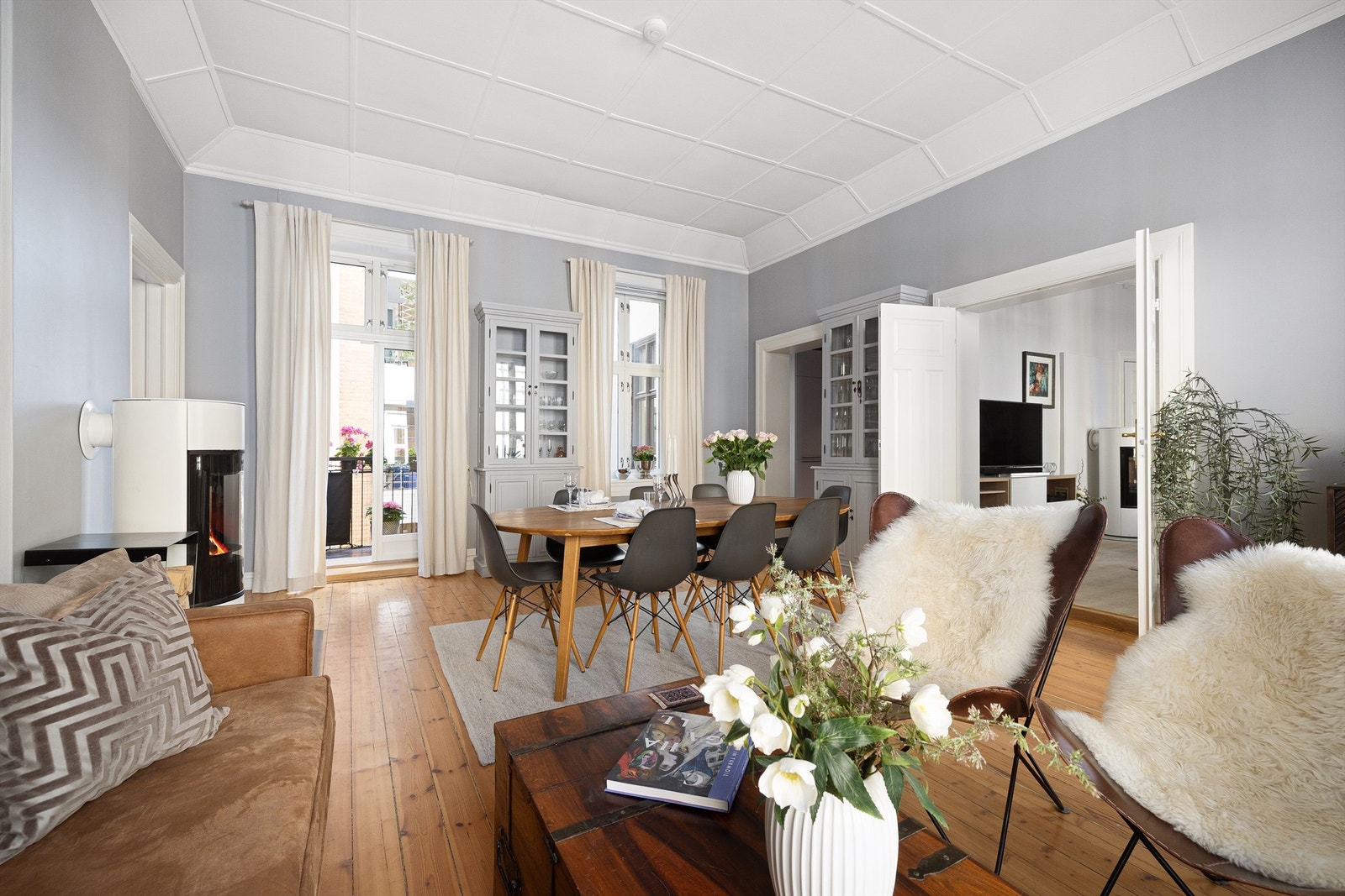 Fra spisestuen er det utgang til leilighetens balkong. Galleribilde