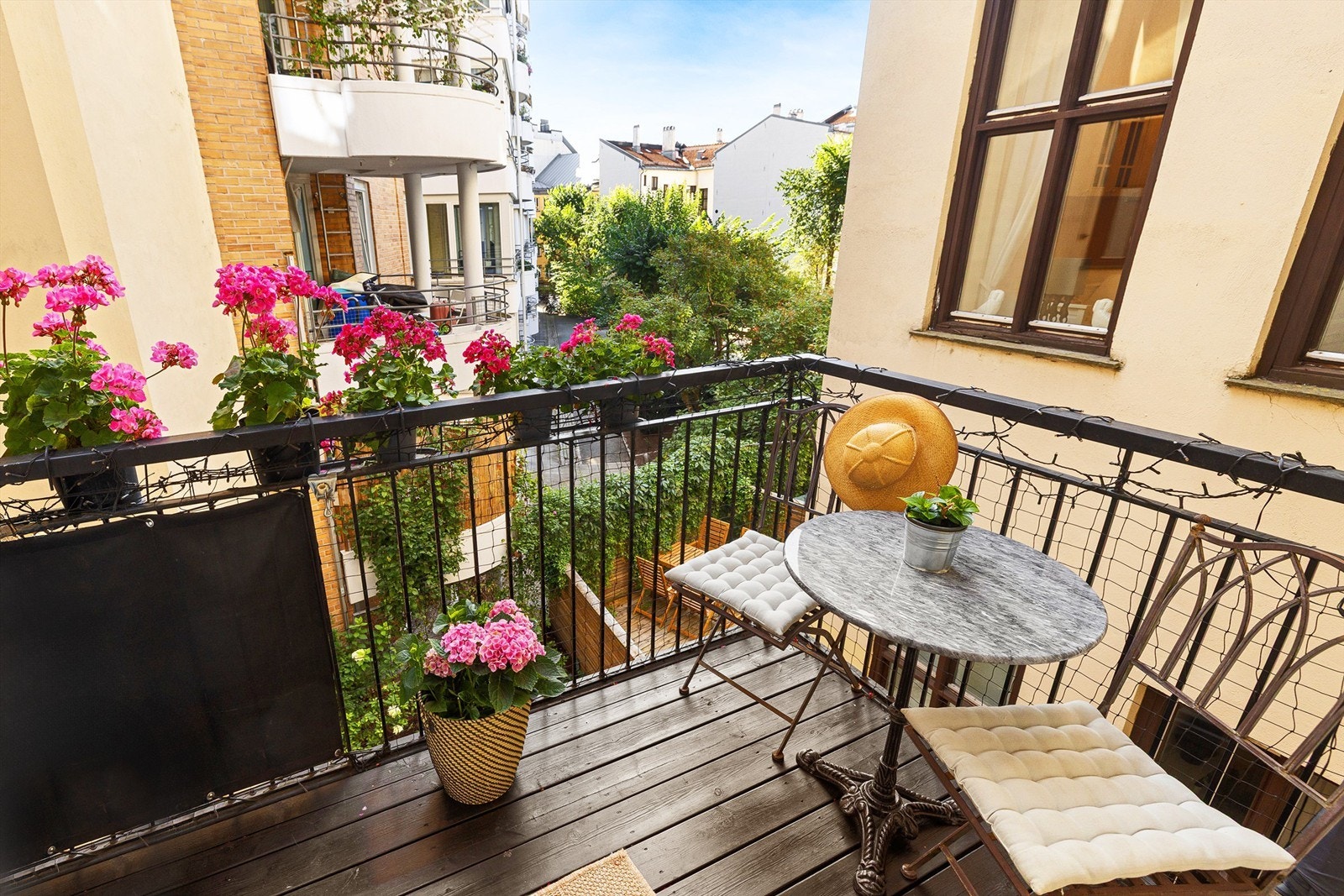 Leiligheten byr på gjennomgående planløsning, store vindusflater og generøs takhøyde. Galleribilde