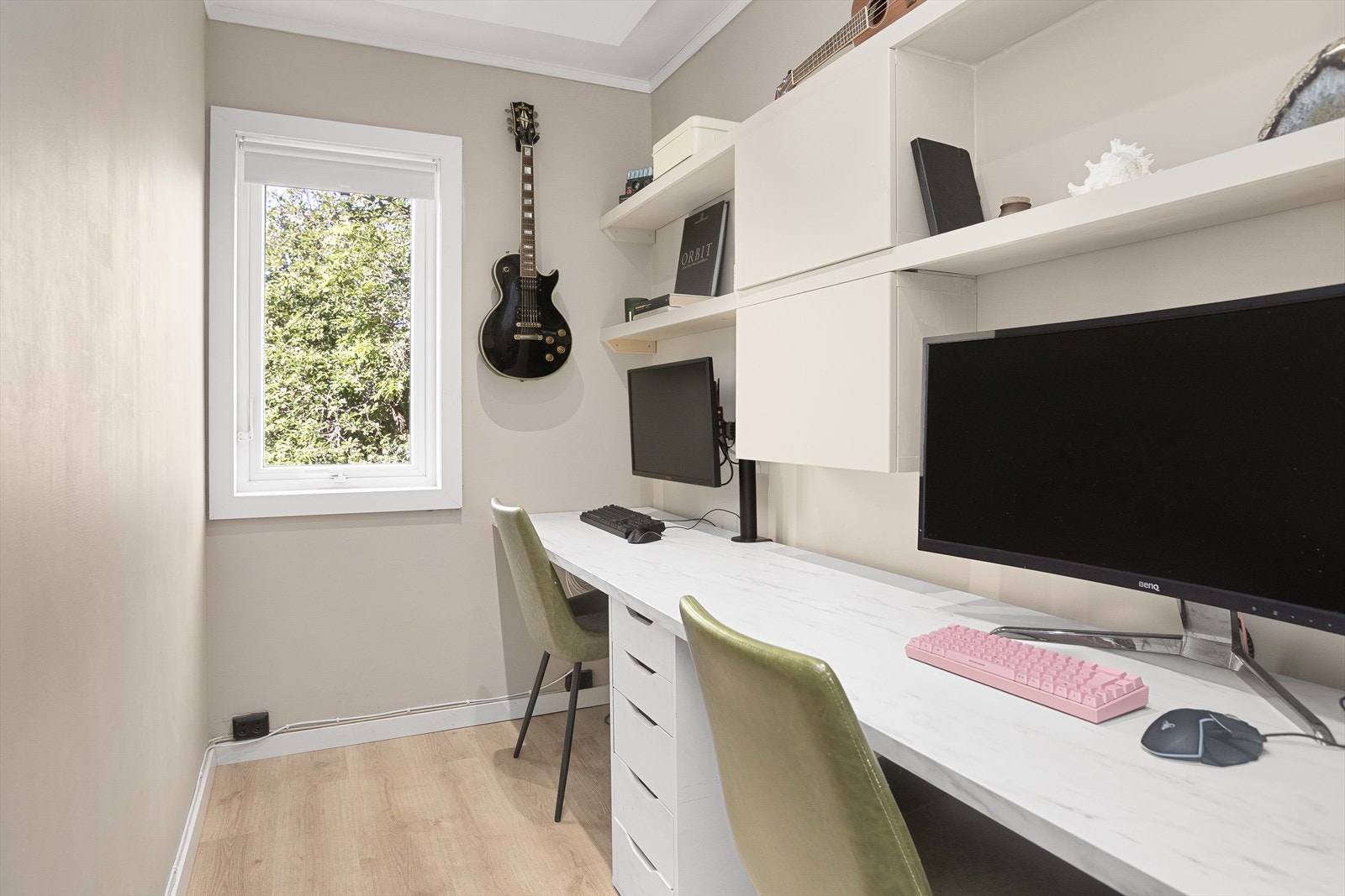 Ved siden av soverommet er det kontor med laminatgulv, nøytrale farger og downlights som gir et ryddig og behagelig arbeidsmiljø. Galleribilde