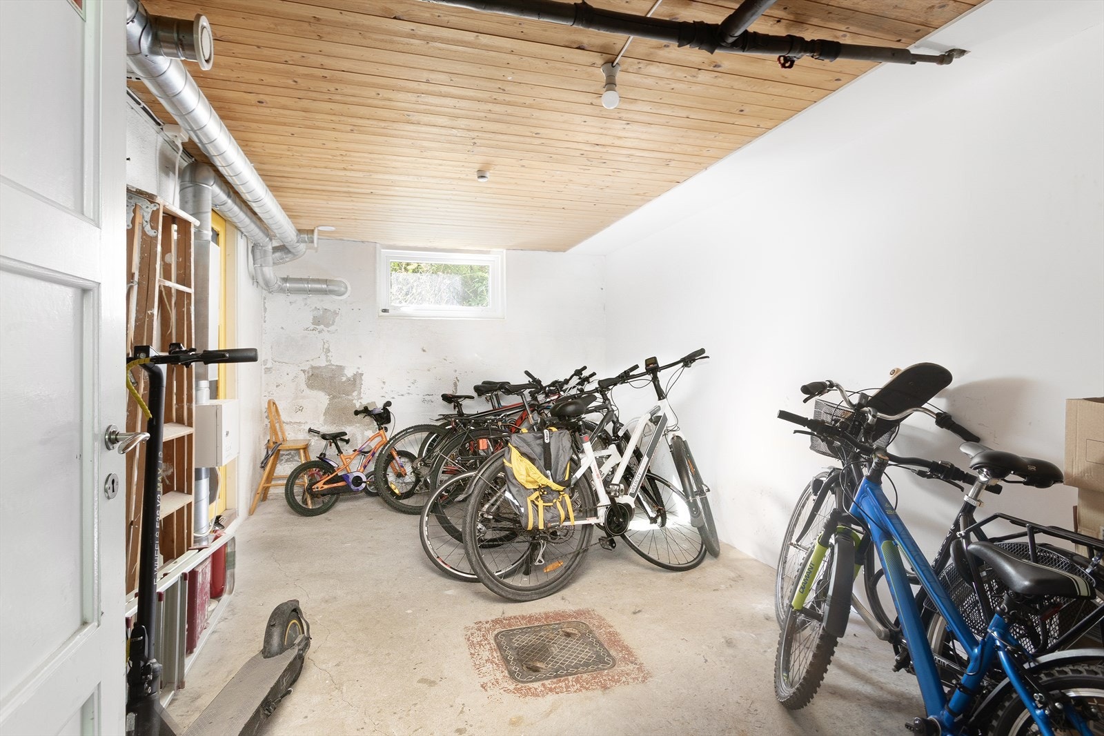 Det er praktiske sykkelstativer både utendørs og i felles rom i kjelleren. Galleribilde