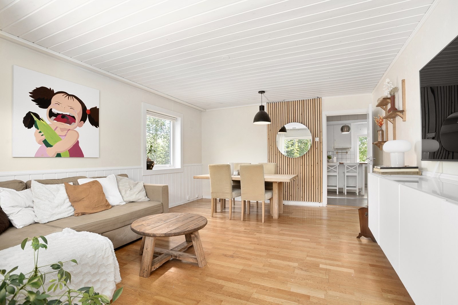 Velkommen til Heggesnaret 9! Dette er en lys og arealeffektiv leilighet med en romslig og gjennomtenkt planløsning. Her bor du både tilbaketrukket og sentralt. Galleribilde