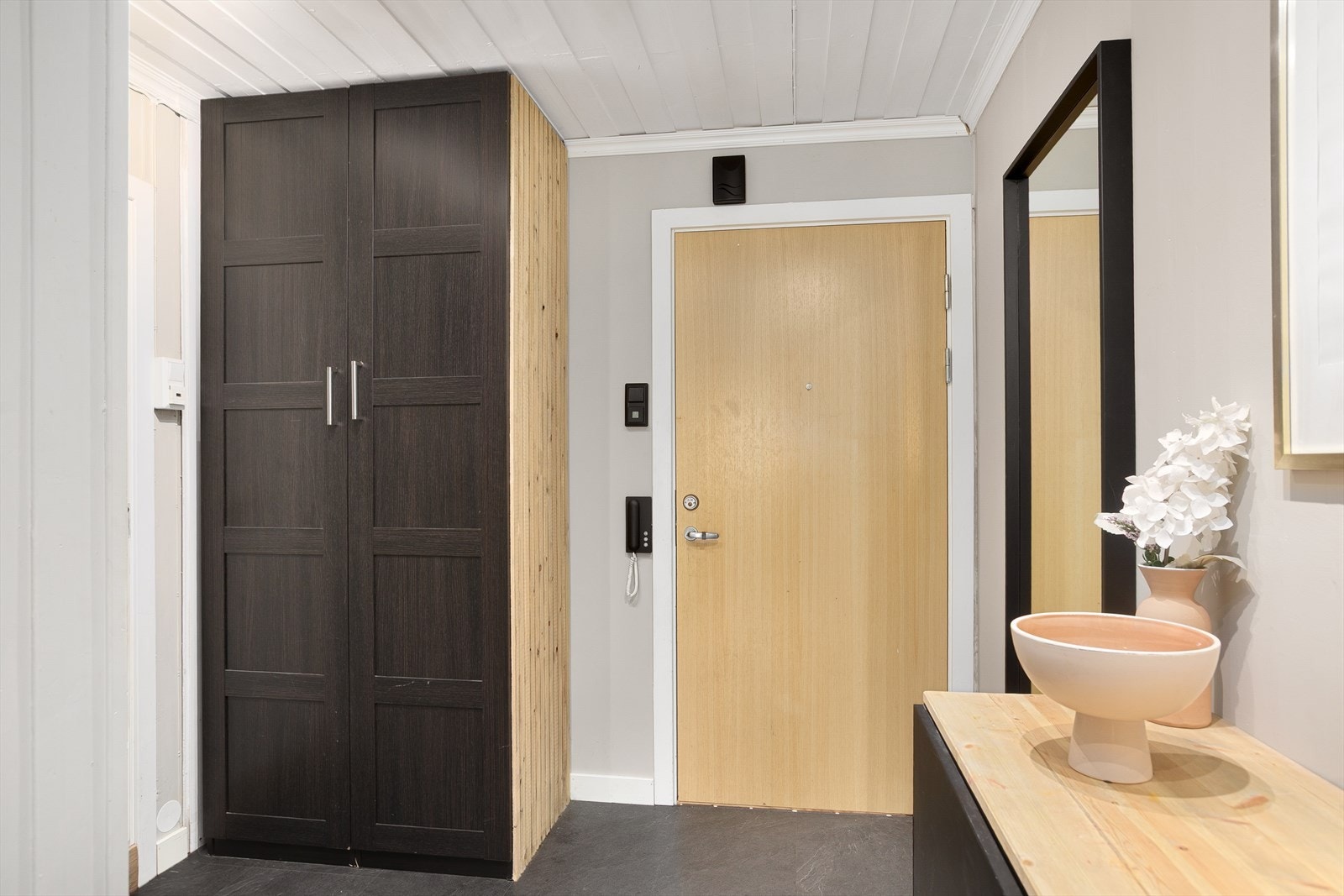 Lys og romslig entré med god plass til å henge fra seg yttertøy og sko. Galleribilde