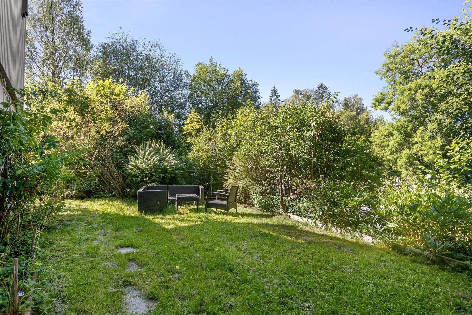 Fellesområdene er pent opparbeidet med gressplen og variert beplantning. Galleribilde