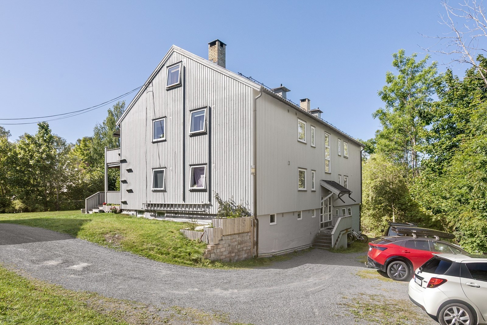 Beboerne kan parkere på gårdsplassen bak bygget. Borettslaget har også et fellesanlegg for elbillading. Galleribilde