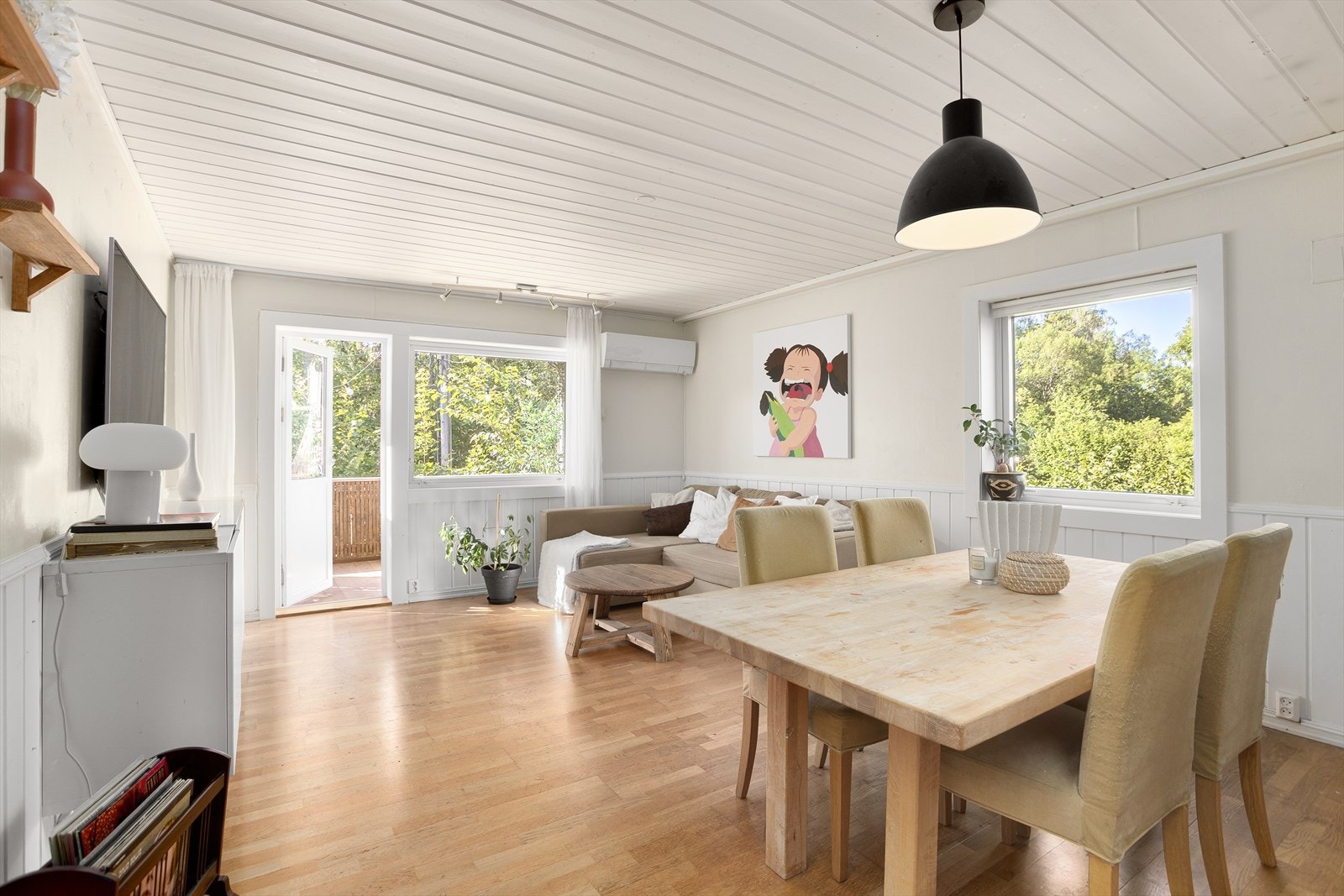 Her får du en lys og romslig stue med store vindusflater som slipper inn mye dagslys. Galleribilde