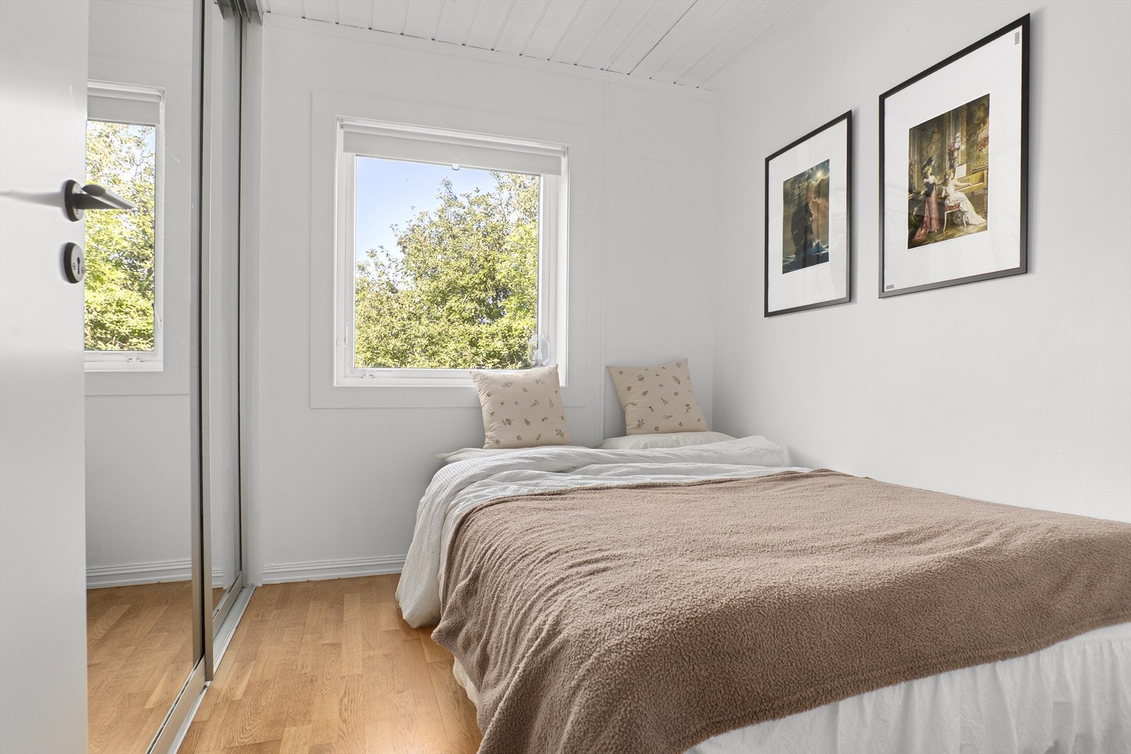 Lyst og koselig soverom med garderobeplass i skyvedørsgarderobe. Galleribilde