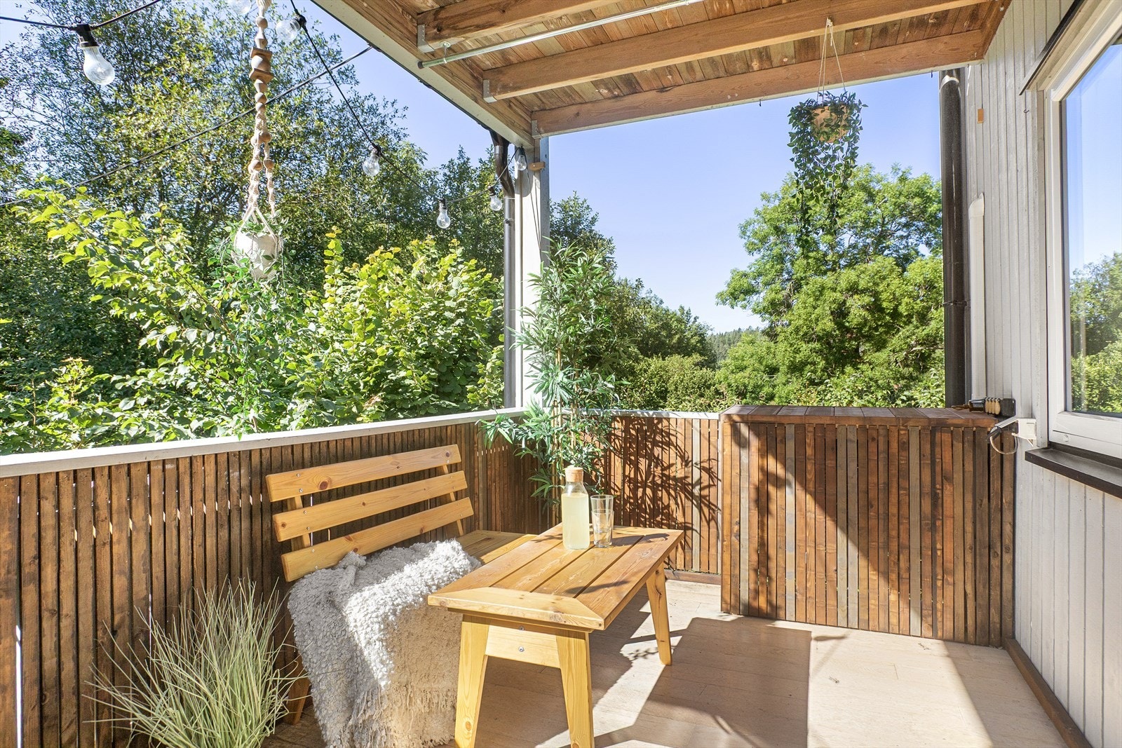 Dette er et attraktivt og populært boligområde på Haslum/Løkeberg, kjent for sitt rolige og hyggelige bomiljø. Boligen har en sydvendt overbygget balkong på ca. 9 m2 med gode solforhold. Galleribilde