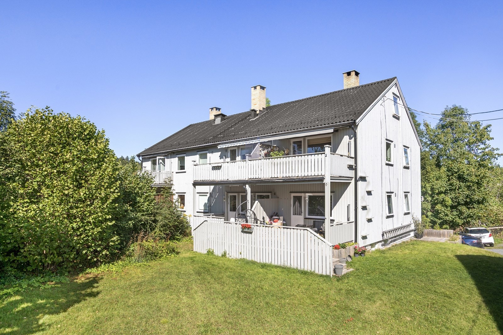 Boligen ligger i et etablert og ettertraktet boligområde på Løkeberg/Haslum i Bærum, der rolige, grønne omgivelser kombineres med nærhet til byens fasiliteter. Galleribilde