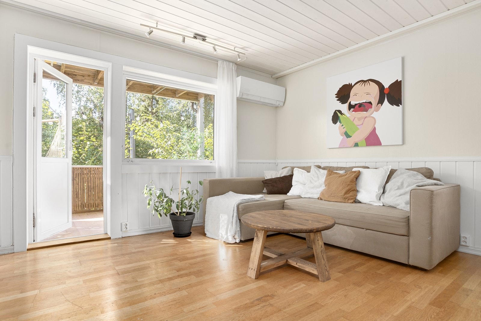 Store vindusflater som slipper inn mye dagslys. Fra stuen er det direkte utgang til balkongen. Galleribilde