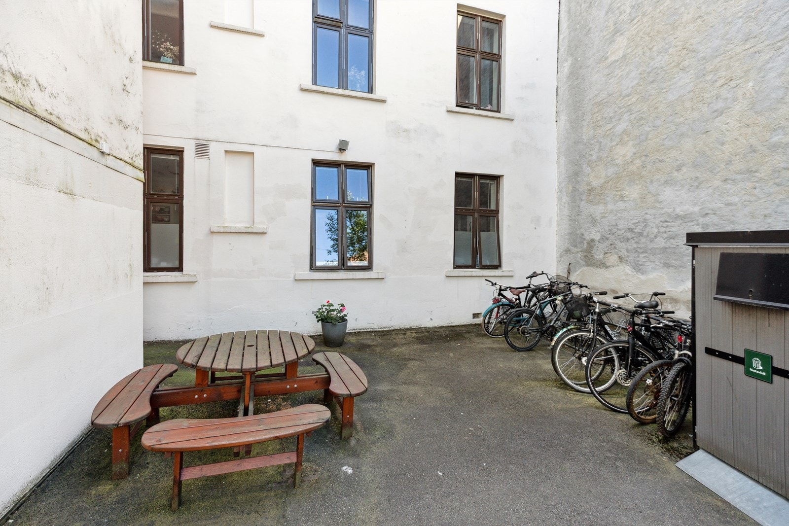 Sittegruppe og sykkelparkering i bakgården. Galleribilde
