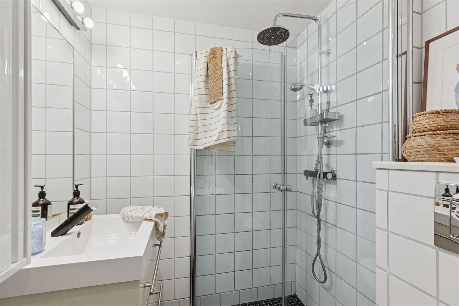Hulltaking er foretatt uten å påvise noen unormale forhold. Dette ble foretatt ved/i vegg fra kjøkken som er tilliggende til våtsonen i bad. Galleribilde
