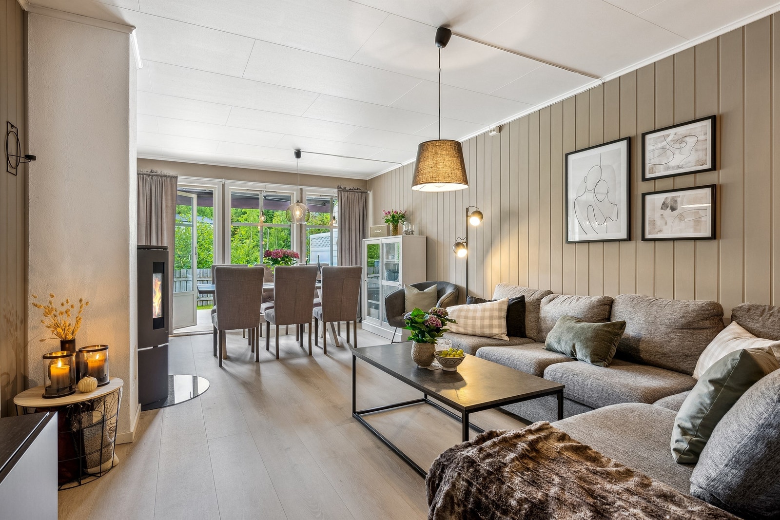 Vi kommer så inn i det åpne og sosiale allrommet, hvor stue og kjøkken er samlet. Galleribilde