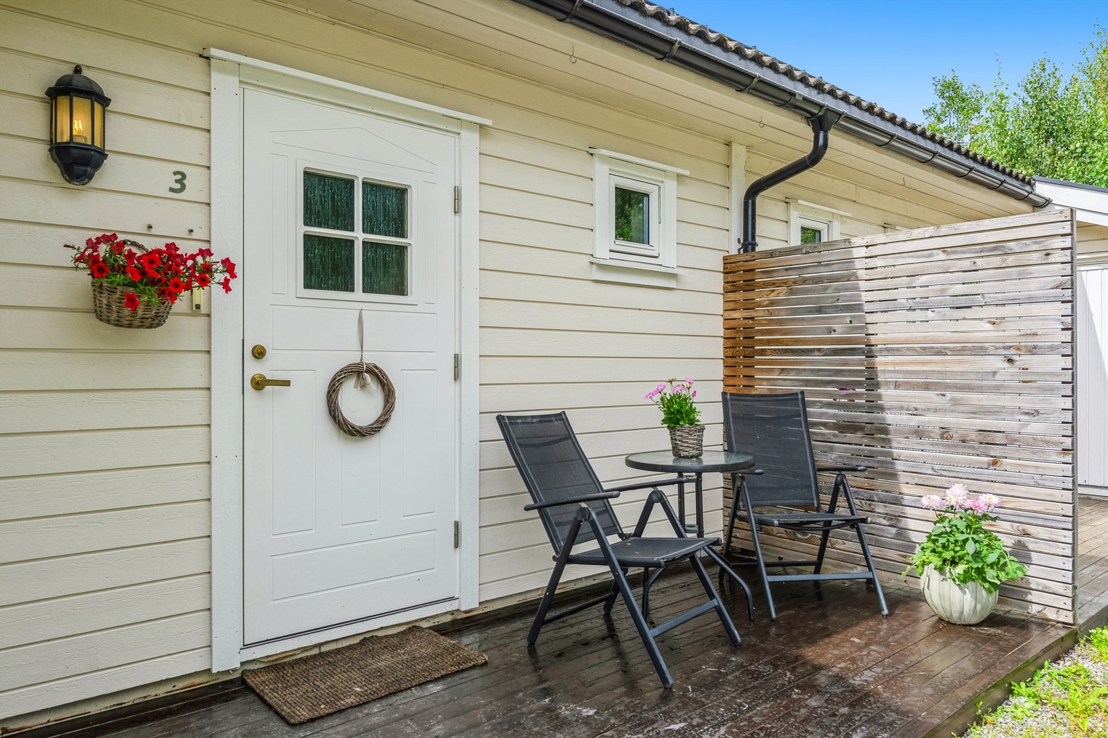 Inngangspartiet er lunt og innbydende, med en liten platting på 6 m² for en morgenkaffe. Galleribilde