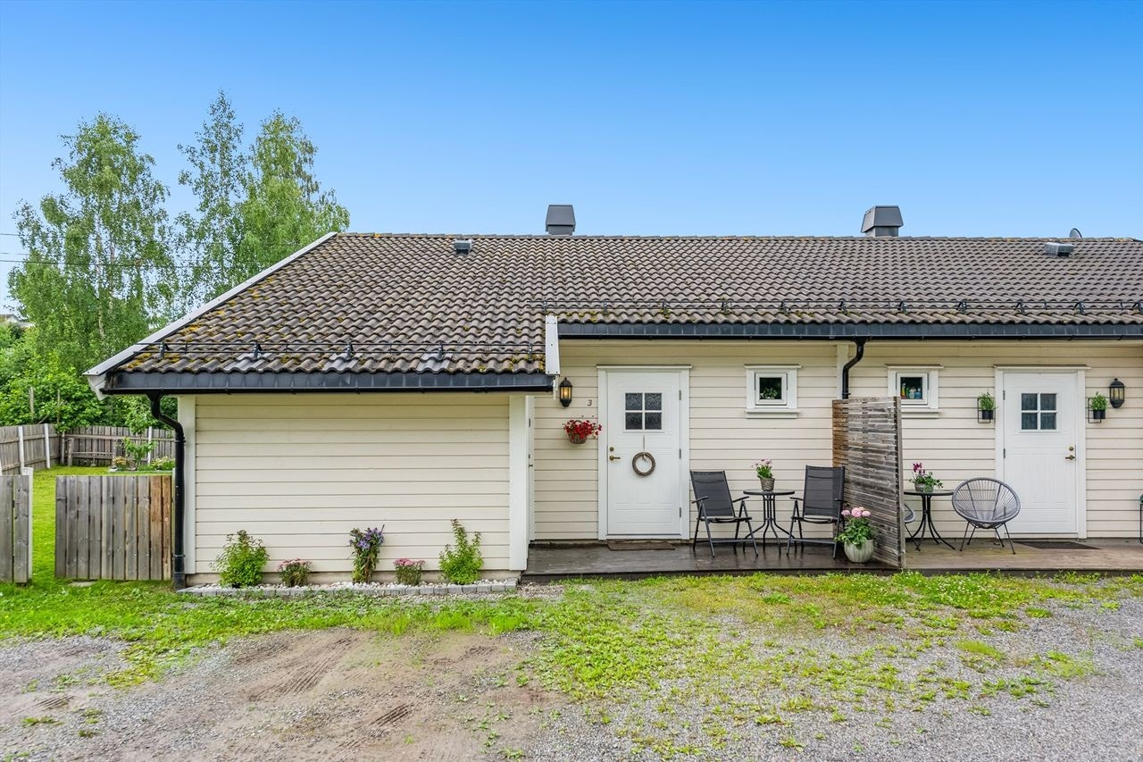 Boligen har en gruset gårdsplass med biloppstillingsplass og en hyggelig, liten platting ved inngangspartiet. Galleribilde