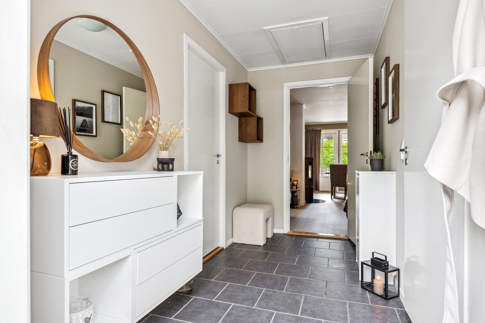 Entréen er både praktisk og innbydende, med varme i gulvet. Galleribilde