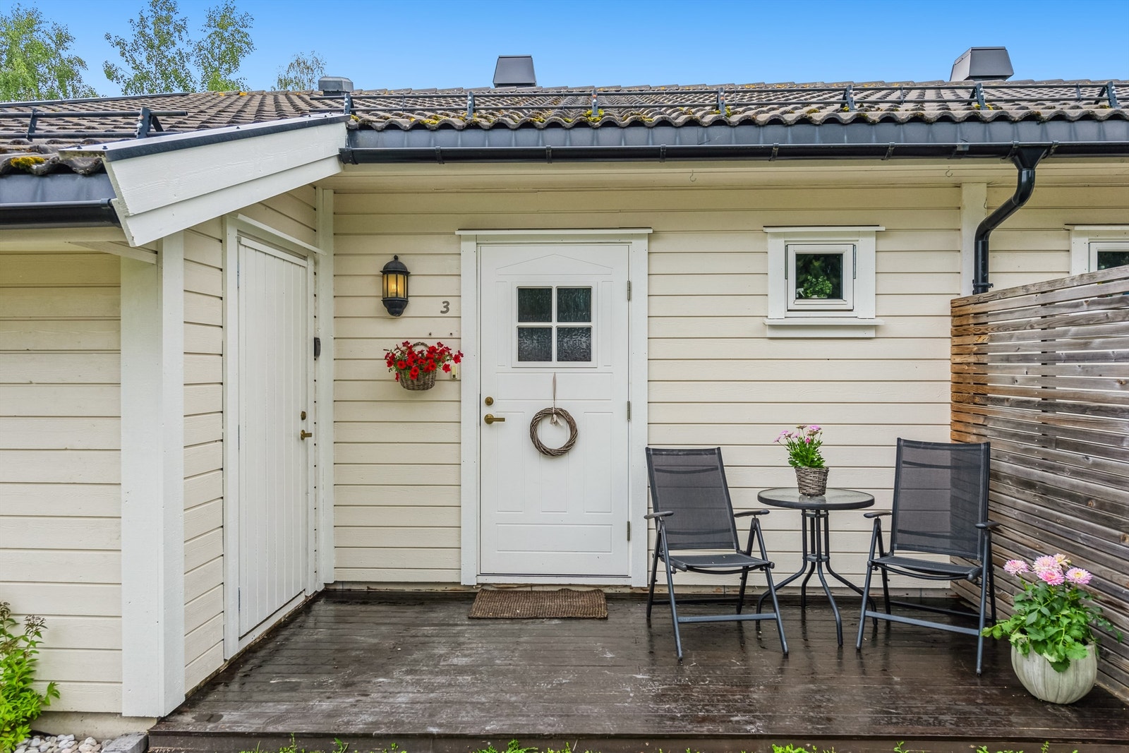 Praktisk plassert ved inngangen finner vi også en utvendig bod for ekstra lagringsplass. Galleribilde