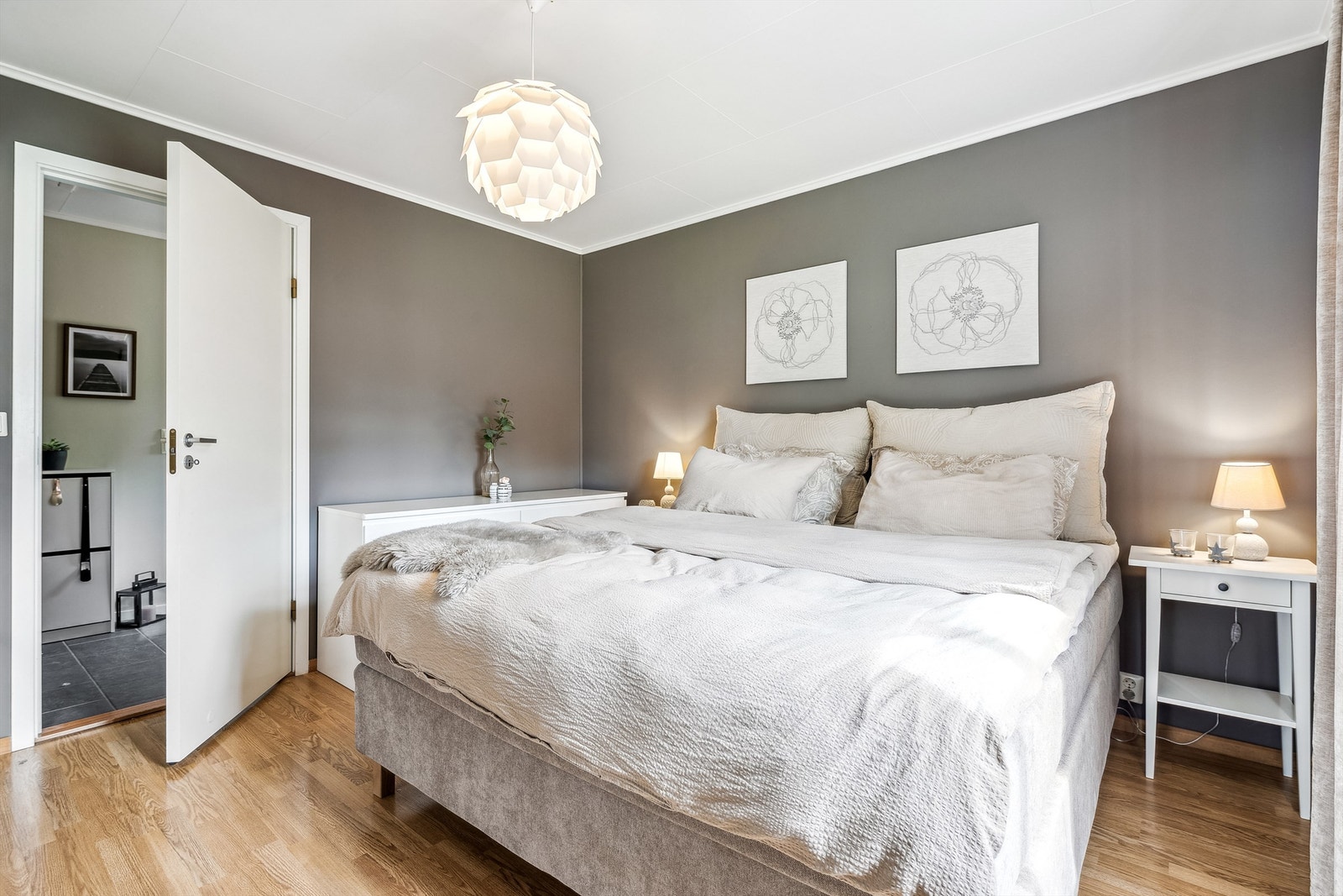 Hovedsoverommet er romslig med en rolig og behagelig atmosfære. Galleribilde