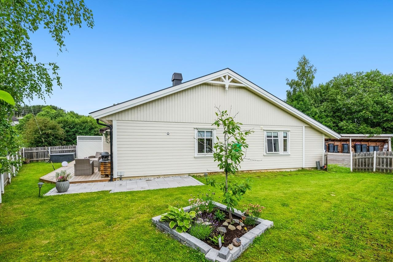 Hagen er pent opparbeidet med plen og beplantning. Galleribilde