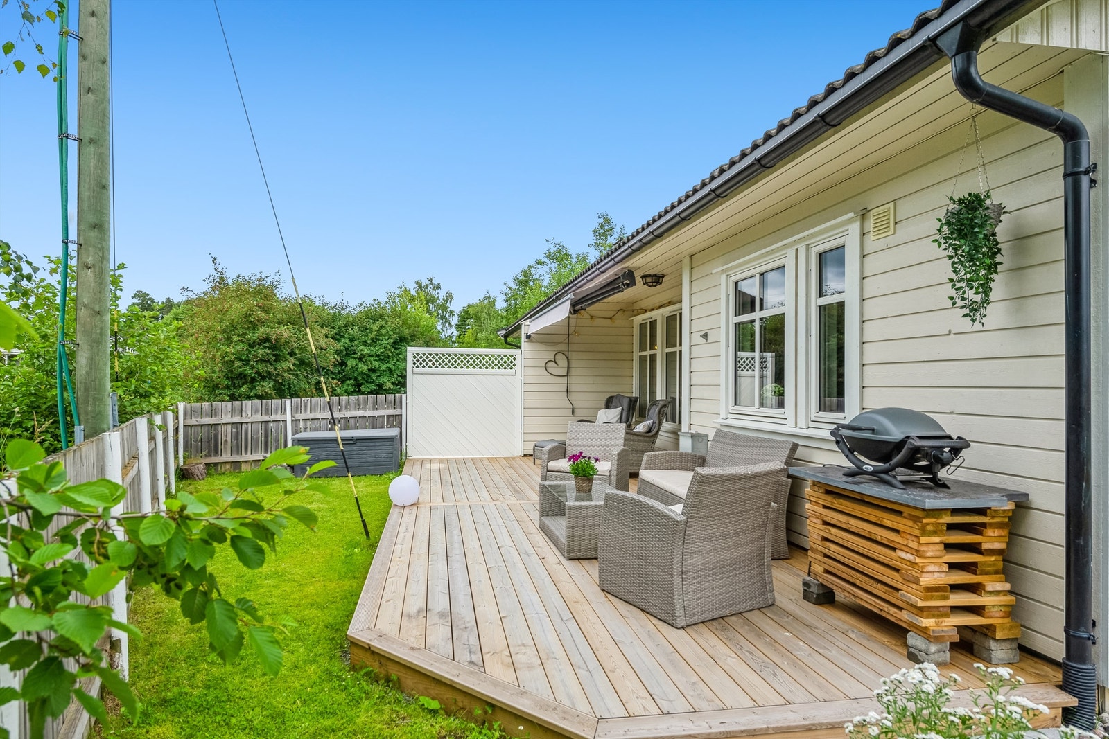 Terrassen strekker seg langs boligens vestside og gir rikelig med plass til utemøbler og grill. Galleribilde