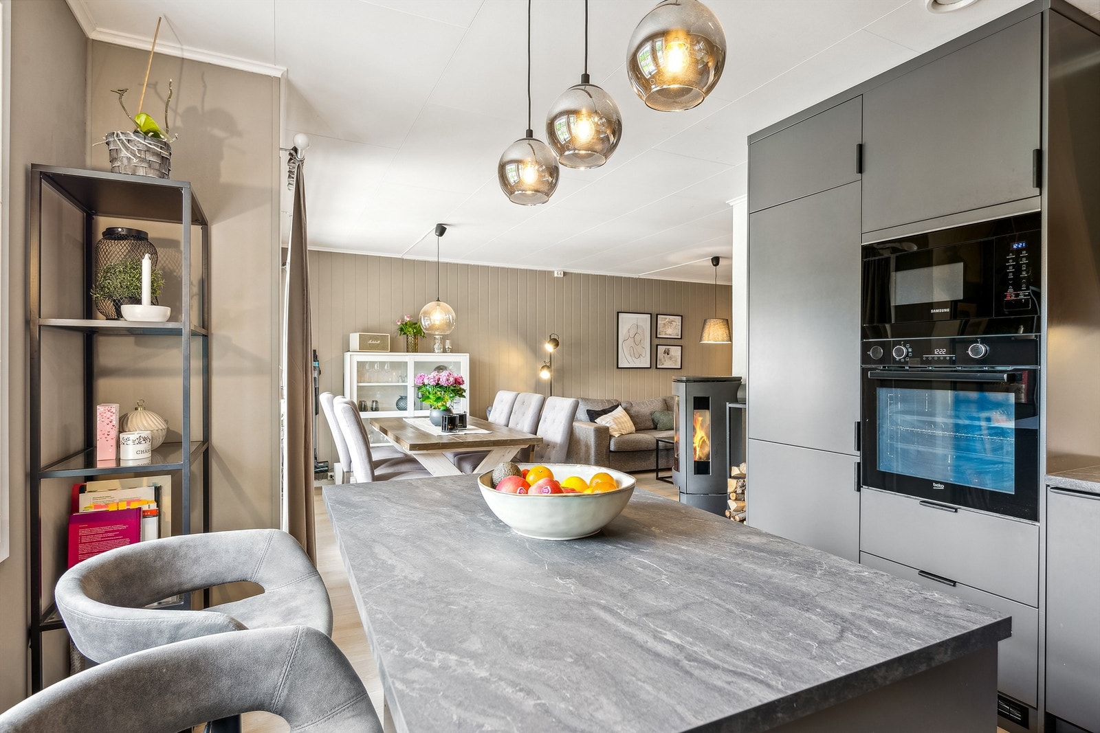 Fra kjøkkenøya har man full oversikt over stuen. Galleribilde