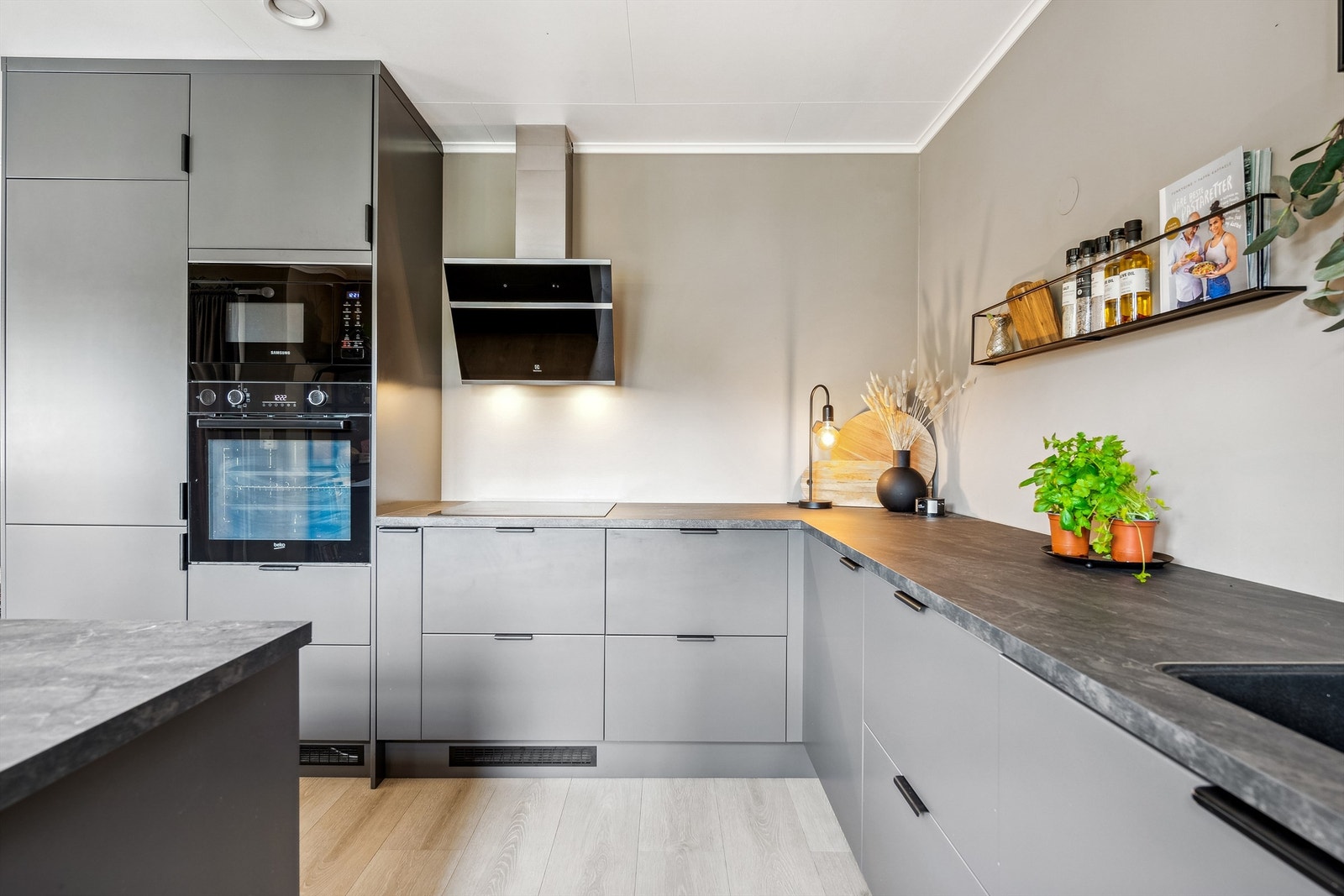 Alle hvitevarer, inkludert stekeovn, koketopp og kombiskap, er integrerte og nye fra 2022. Galleribilde