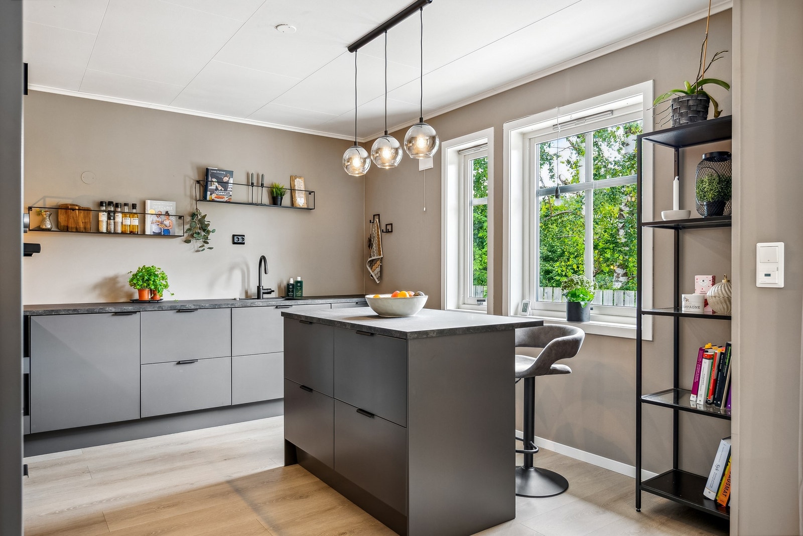 Kjøkkenet fra Epok ble oppgradert i 2022 og har en praktisk øy med både arbeidsflate og sitteplasser. Galleribilde