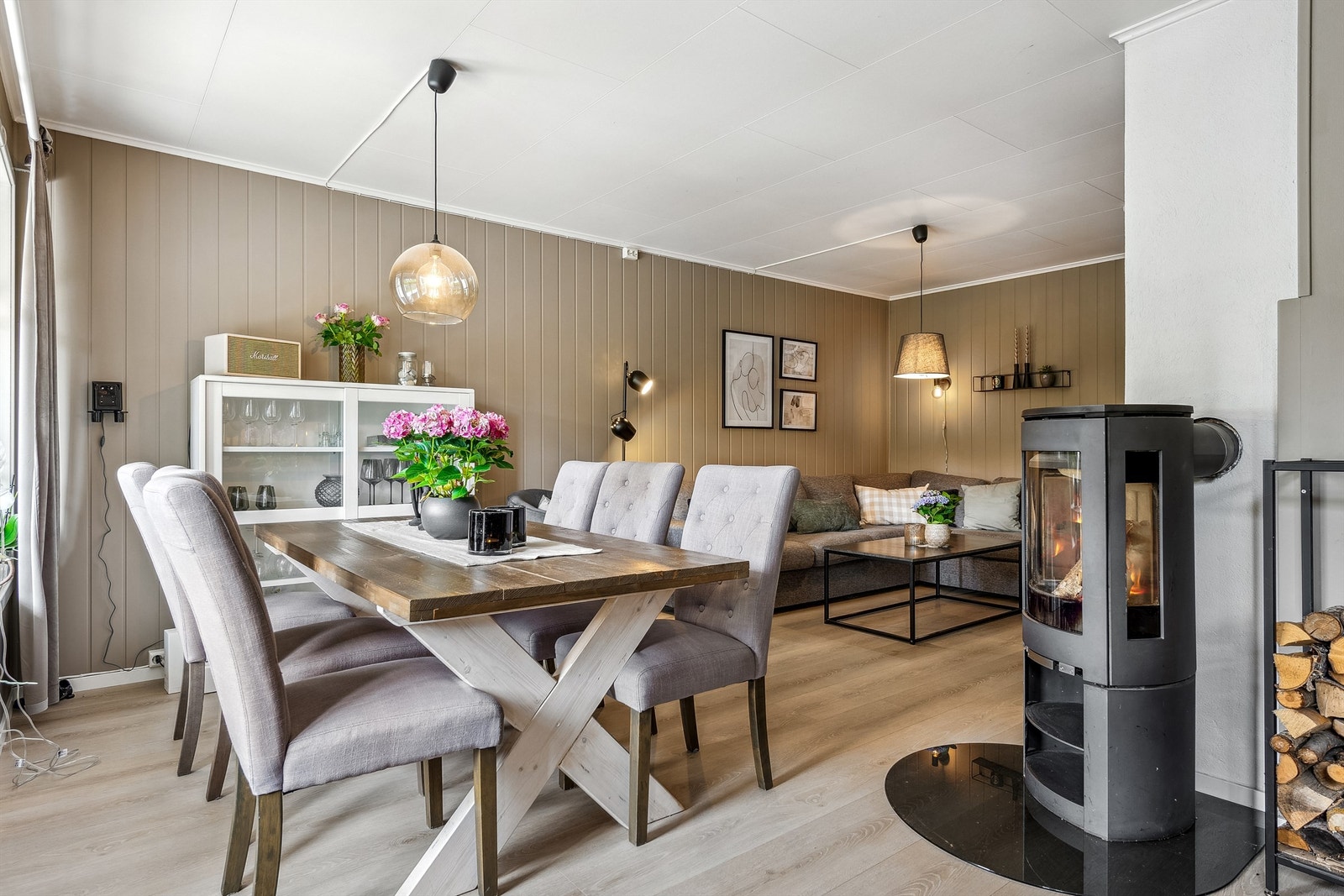 Vedovnen skaper en lun og koselig atmosfære, og er et fint supplement til gulvvarmen i rommet. Galleribilde