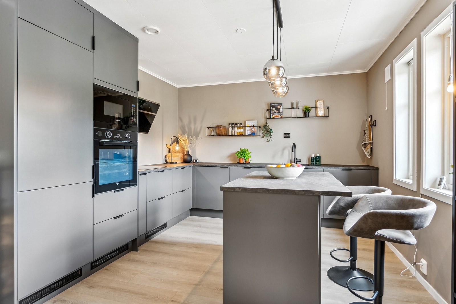 Legg merke til de glatte frontene og den slitesterke laminatbenkeplaten som gir et helhetlig og moderne uttrykk. Galleribilde