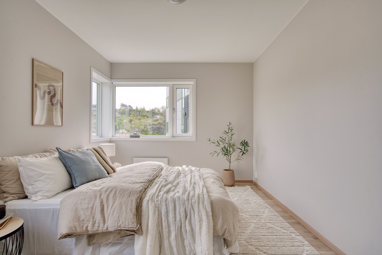 Lysstriper over gulvet, stillhet i veggene - et soverom som venter på dine rytmer (bilder fra tilsvarende bolig) Galleribilde